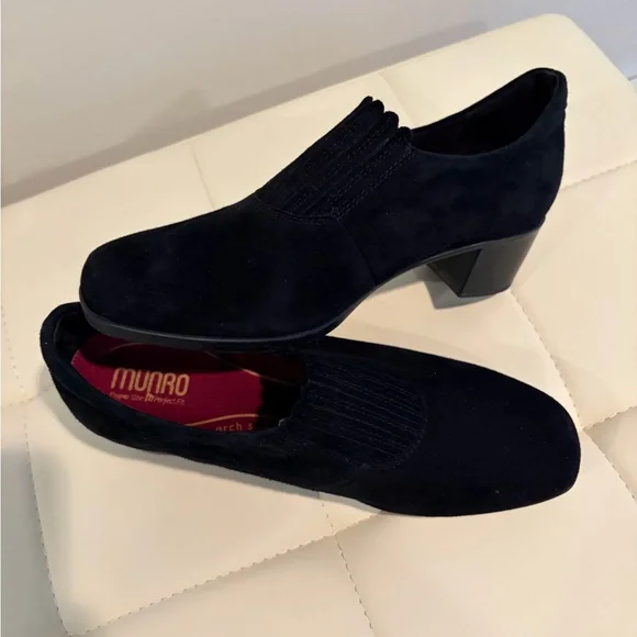 Munro black suede ankle booties - Picture 6 of 7